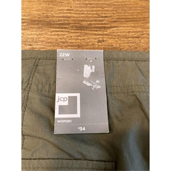 JCP 22W NWT dark evergreen shorts womens - Picture 5 of 5